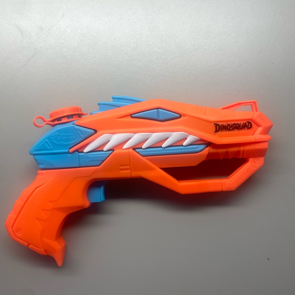 Super soaker watergun water blast